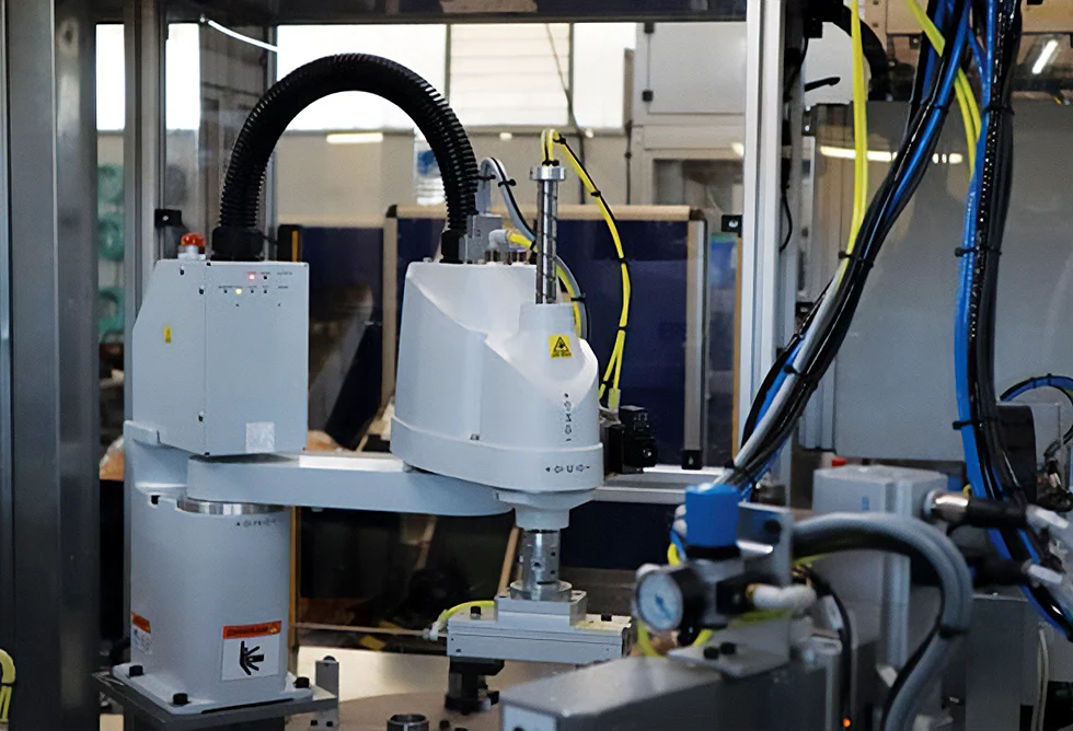Manufacturing robot and automation equipment